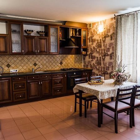Golden Park Apartments Uman Ngoại thất bức ảnh